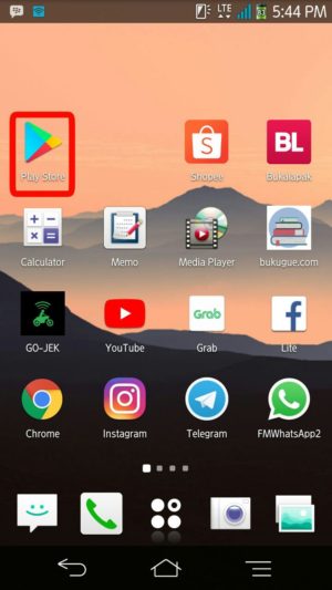 Cara mudah logout WhatsApp di smartphone kamu 5 Buka menu playstore di Hp
