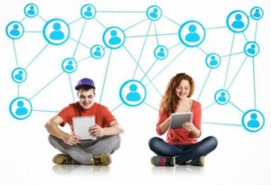 Dampak positif dan negatif penggunaan Facebook 1 Facebook memberikan kemudahan dalam interaksi dan komunikasi | Image by: https://www.kodokoalamedia.co.id/2015/10/18/tips-memiliki-banyak-pengikut-di-media-sosial/