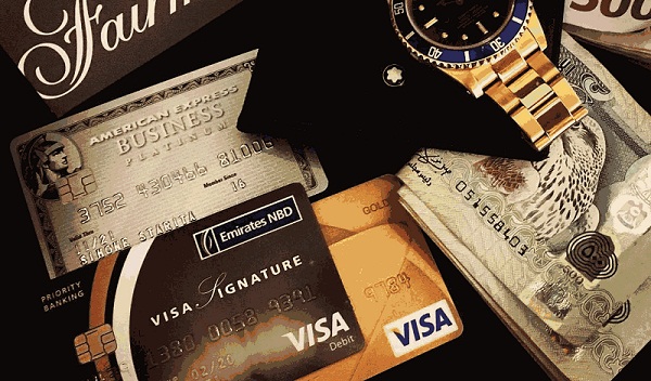 Jangan memposting kartu identitas dan sejenisnya | Image by: https://medium.com/@etiennemartin.ca/please-dont-post-pictures-of-your-credit-cards-online-829dcf8cf472