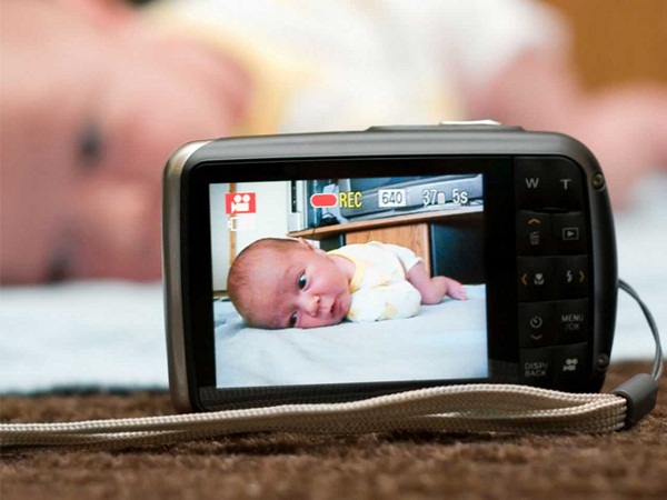 Jangan memposting foto anak kecil di media sosial | Image by: https://www.todaysparent.com/pregnancy/why-my-baby-wont-be-on-social-media/