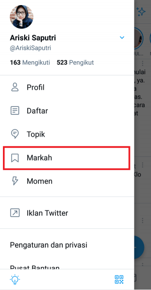 Pilih ikon titik tiga untuk menampilkan menu Twitter