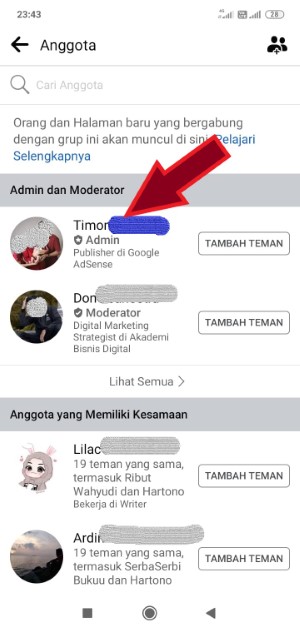 Mengklik profil admin grup facebook