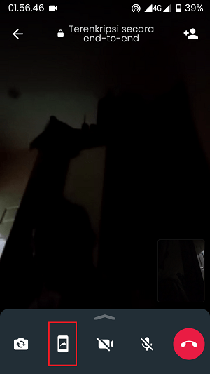 Cara berbagi layar (share screen) di WhatsApp saat video call 2 Tunggu sampai orang yang kamu hubungi mengangkat panggilan video darimu. Setelah diangkat, kamu tekan ikon berbagi layar yang bentuknya mirip hp.